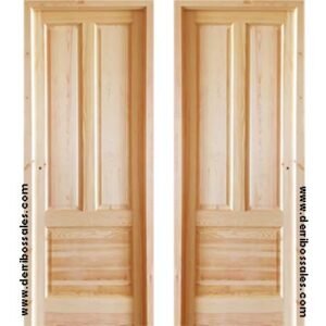 Puerta modelo TRES paneles. Puerta de madera maciza. Con hoja de 3,5 cm. de grosor. Marco directo incluído. Abisagrada. Puerta de madera maciza a doble cara. Medidas: 210 x 82 cm.