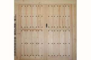 Puertas de calle, para garaje. Puertas de madera maciza, de 4,5 cm. de grosor de hoja, en grandes dimensiones. Se realizan por encargo.