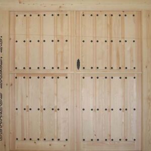 Puertas de calle, para garaje. Puertas de madera maciza, de 4,5 cm. de grosor de hoja, en grandes dimensiones. Se realizan por encargo.