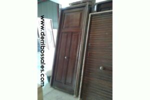 Puerta de calle, de madera maciza. Las medidas son; 240 x 93 cm.