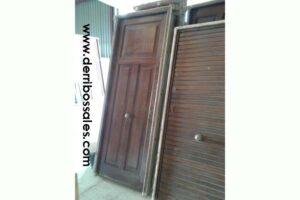 Puerta de calle, de madera maciza. Las medidas son; 240 x 93 cm.