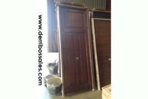 Puerta de calle, de madera maciza. Las medidas son; 240 x 93 cm.