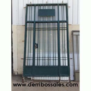 Puerta de hierro con contraventanas de cristal. Las dimensiones totales de la puerta de hierro son: 290 x 172 cm.