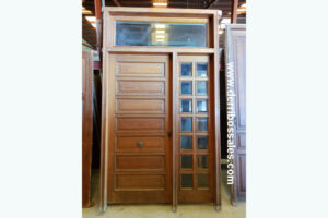 Puerta de mobila, para entrada. La puerta consta de hoja, fijo lateral y fijo superior. Medidas: 271 x 160 cm. (sin fijo superior se quedaría en 215 cm.)