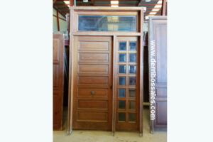 Puerta de mobila, para entrada. La puerta consta de hoja, fijo lateral y fijo superior. Medidas: 271 x 160 cm. (sin fijo superior se quedaría en 215 cm.)