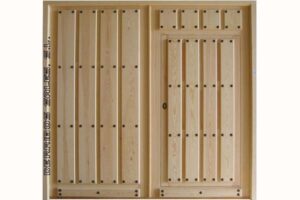 Puertas de calle, para garaje. Puertas de madera maciza, de 4,5 cm. de grosor de hoja, en grandes dimensiones. Se realizan por encargo.