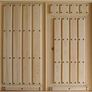 Puertas de calle, para garaje. Puertas de madera maciza, de 4,5 cm. de grosor de hoja, en grandes dimensiones. Se realizan por encargo.