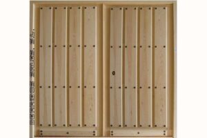 Puertas de calle, para garaje. Puertas de madera maciza, de 4,5 cm. de grosor de hoja, en grandes dimensiones. Se realizan por encargo.
