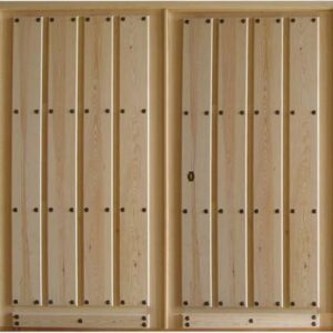 Puertas de calle, para garaje. Puertas de madera maciza, de 4,5 cm. de grosor de hoja, en grandes dimensiones. Se realizan por encargo.