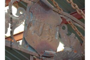 gran lampara de hierro con heraldicas