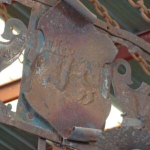 gran lampara de hierro con heraldicas