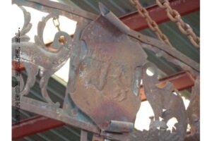 gran lampara de hierro con heraldicas