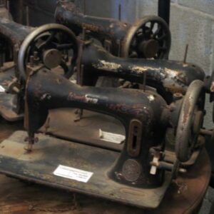 maquinas de coser antiguas y sus patas de hierro