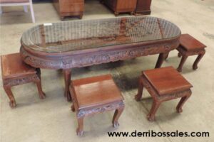 mesa de madera tallada con motivos chinos