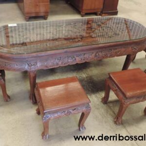 mesa de madera tallada con motivos chinos