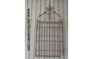 Reja del Siglo XVII de la zona de Toledo. Dimensiones: 2,60 x 1,10 x 30 cm de profundiad.