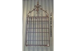 Reja del Siglo XVII de la zona de Toledo. Dimensiones: 2,60 x 1,10 x 30 cm de profundiad.