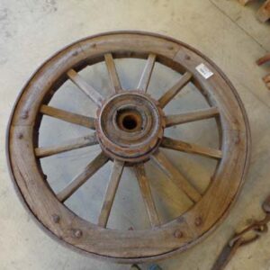 rueda antigua de carro o carreta
