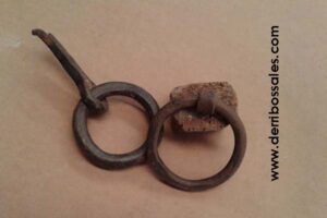 Antiguas argollas de hierro donde se ataba la caballo o al macho.