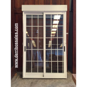 Puerta balconera de aluminio blanco con persiana. Medidas: 235 x 125 cm. Puerta aluminio corredera.