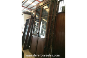Puertas balconeras grandes de 280 x 130 cm. Balconeras de aluminio con acabado imitación a madera. Abatible, con persiana y cristal tipo climalit.