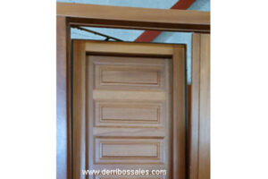Balconera de madera de Iroko. Puerta balconera europea y oscilobatiente. Balconera en color natural. Medidas: 203 x 128 cm.