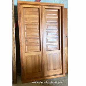 Puerta balconera de madera de Iroko. Modelo "Europea", con juntas de goma. Puerta oscilobatiente, preparada para cristal con cámara.