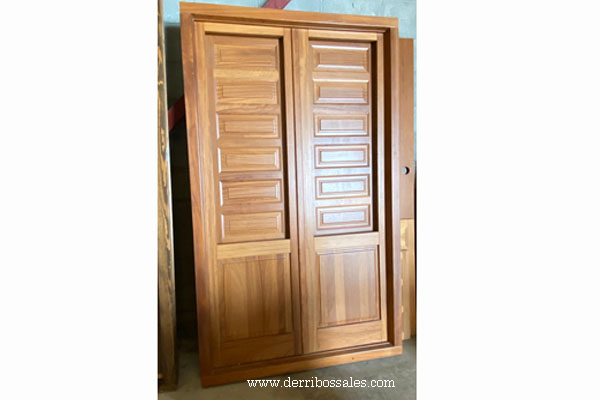 Puerta balconera de madera de Iroko. Modelo "Europea", con juntas de goma. Puerta oscilobatiente, preparada para cristal con cámara.