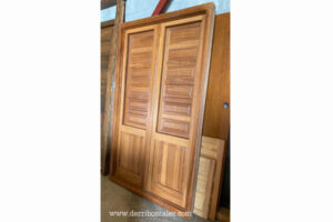 Puerta balconera de madera de Iroko. Modelo "Europea", con juntas de goma. Puerta oscilobatiente, preparada para cristal con cámara.