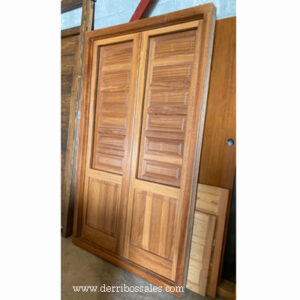 Puerta balconera de madera de Iroko. Modelo "Europea", con juntas de goma. Puerta oscilobatiente, preparada para cristal con cámara.