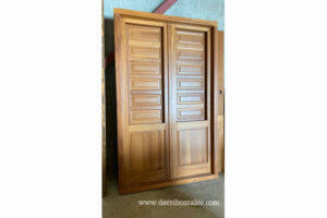Puerta balconera de madera de Iroko. Modelo "Europea", con juntas de goma. Puerta oscilobatiente, preparada para cristal con cámara.