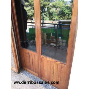 Disponemos de puertas balconeras de madera de mobila. Estas puertas balconeras tienen unas dimensiones totales de 217 x 120 cm. Ideales para puerta de salida a balcón o terraza. Existen varias unidades iguales.