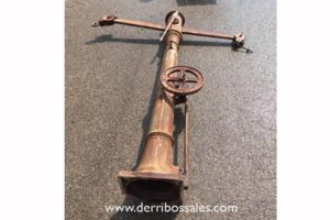 Bascula de hierro, vieja. Esta báscula está completa con platillos y pesas.