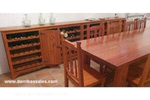 Magnífico juego para bodega, de madera de mobila. Consiste en mesa, sillas y botellero. Dimensiones: Mesa de mobila: 270 x 91 x 79,5 x 4,5 cm. Mueble Botellero de mobila: 330 x 34 x 94,5 cm.