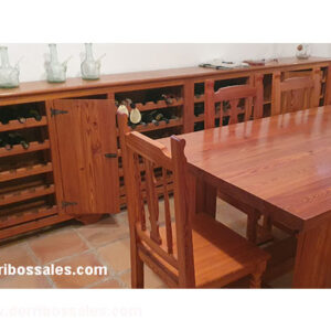 Magnífico juego para bodega, de madera de mobila. Consiste en mesa, sillas y botellero. Dimensiones: Mesa de mobila: 270 x 91 x 79,5 x 4,5 cm. Mueble Botellero de mobila: 330 x 34 x 94,5 cm.