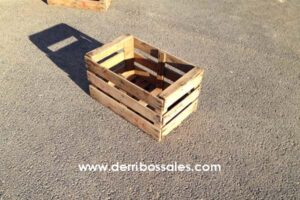 Cajones de madera utilizados para la recogida y el transporte de fruta y verdura. Estos cajones de madera son recuperados. Los cajones de madera son ideales para la decoración, escaparatismo, fabricación de mesas, estanterías, mesitas,..... Sus medidas son: 52 cm. de ancho x 33 cm. de largo x 29 cm.de altura.