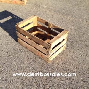 Cajones de madera utilizados para la recogida y el transporte de fruta y verdura. Estos cajones de madera son recuperados. Los cajones de madera son ideales para la decoración, escaparatismo, fabricación de mesas, estanterías, mesitas,..... Sus medidas son: 52 cm. de ancho x 33 cm. de largo x 29 cm.de altura.