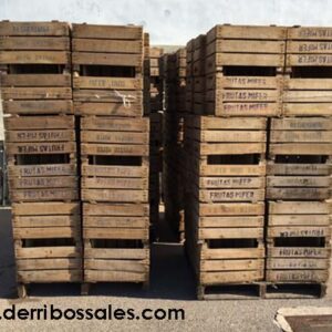 Cajones de madera utilizados para la recogida y el transporte de fruta y verdura. Estos cajones de madera son recuperados. Los cajones de madera son ideales para la decoración, escaparatismo, fabricación de mesas, estanterías, mesitas,..... Sus medidas son: 52 cm. de ancho x 33 cm. de largo x 29 cm.de altura.