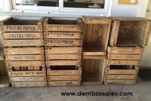 Cajones de madera utilizados para la recogida y el transporte de fruta y verdura. Estos cajones de madera son recuperados. Los cajones de madera son ideales para la decoración, escaparatismo, fabricación de mesas, estanterías, mesitas,..... Sus medidas son: 52 cm. de ancho x 33 cm. de largo x 29 cm.de altura.