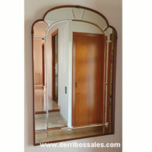 Conjunto de recibidor compuesto por mueble bajo y espejo. Medidas del espejo: 125 x 83 cm.