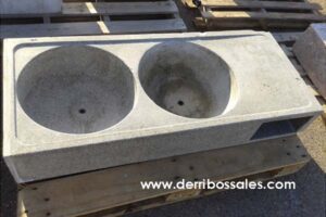 Fregaderos de granito de diferentes medidas. Foto 1, de izquierda a derecha: (largo x ancho x alto) 71,5x60x45 ; 70,5x54x36 ; 70,5x52,5x35,5 ; 109,5x67x55,5 y 81x59x45,5 cm. Foto 2, de izquierda a derecha: (largo x ancho x alto) 121,5x50x21 ; 122x51x20,5 ; 120,5x50,5x20 y 99x55x20 cm.