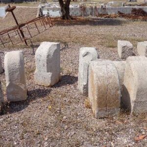 piedras para ambos lados de la entrada.