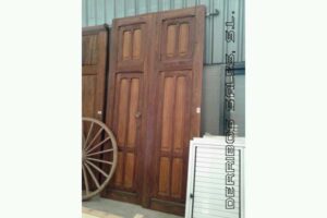 antigua puerta de madera de mobila y Nogal
