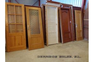 puertas recuperadas de casa antiguas y otras mas modernas