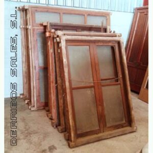 ventanas de madera antiguas y grandes