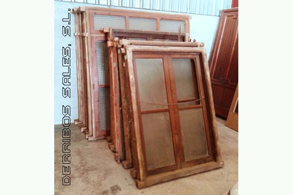 ventanas de madera antiguas y grandes