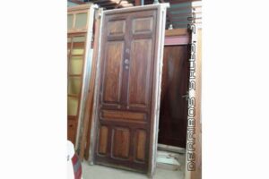 vieja puerta de madera maciza de 252 x 102 cm.