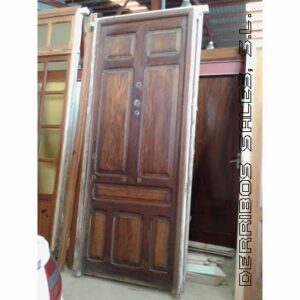 vieja puerta de madera maciza de 252 x 102 cm.