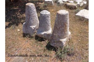 son conos de piedra natural.