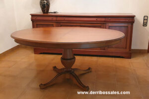 Conjunto de comedor compuesto de mesa, sillas y aparador. Las medidas de la mesa son: 160 x 110 x 65 cm.